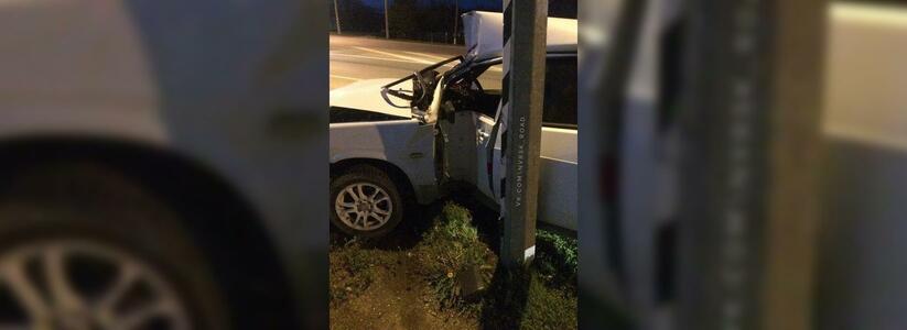 Под Новороссийском ВАЗ врезался в столб: водитель чудом выжил, успев отскочить на пассажирское сидение