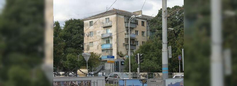 Во дворе жилого дома в центре Новороссийска обнаружили труп мужчины