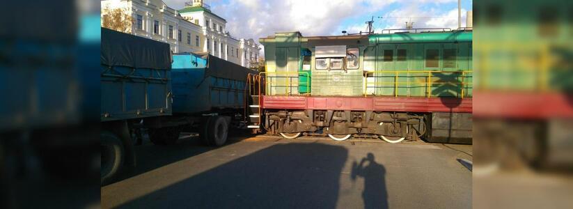 В Новороссийске на улице Портовой поезд смял зерновоз