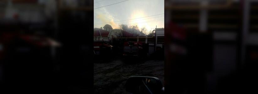 В пригороде Новороссийска дотла сгорела надворная постройка: огонь перекинулся на соседний дом