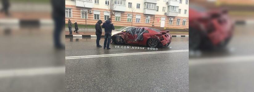 В Новороссийске на проспекте Ленина дорогой спорткар влелел в припаркованные автомобили
