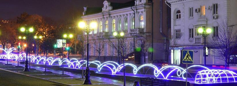 В Новороссийске в центре города появился фонтан из света