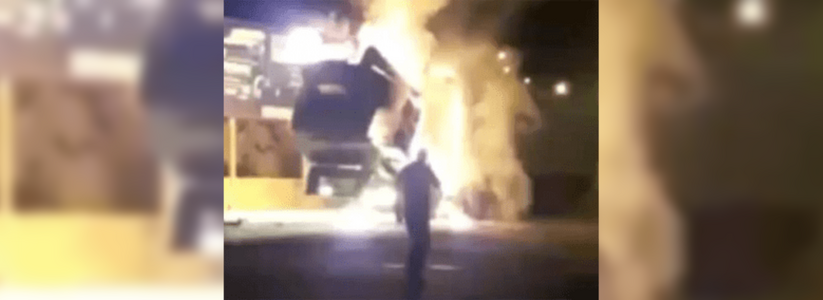 Под Новороссийском сгорел грузовой автомобиль: очевидцы сняли происшествие на видео