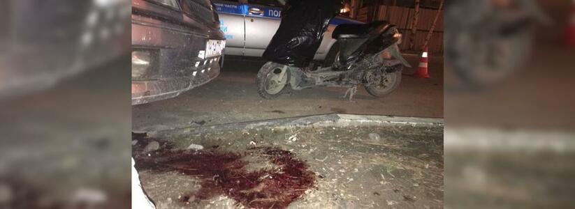В Геленджике двое несовершеннолетних на мопеде врезались в припаркованное авто: погиб 16-летний водитель