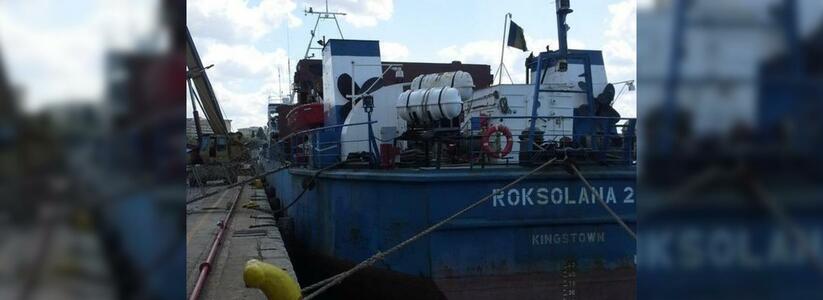 В Новороссийске нужна помощь моряку:  старший механик брошенного судна лежит, прикованный к постели
