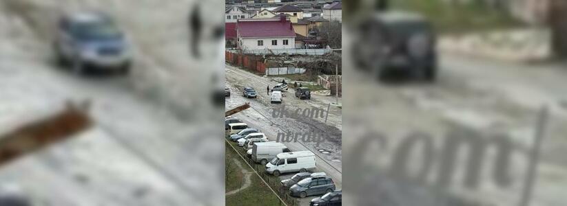 В Новороссийске автомобиль провалился в огромную яму на дороге