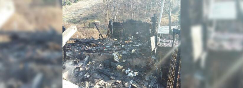 В Новороссийске трехлетний малыш играл с огнем и поджег дом: в пожаре погибла его мама