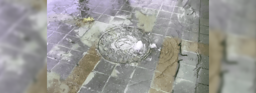 Впечатляющее видео: фонтан из канализационного люка заливает набережную Новороссийска