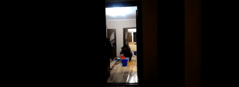 Из-за прорыва батареи в новороссийской квартире затоплено восемь этажей дома: видео с места ЧП