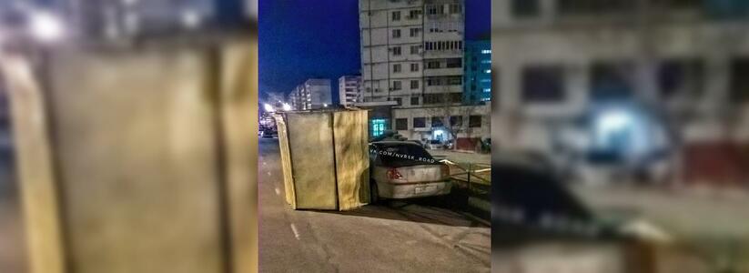 В Новороссийске ларек, подгоняемый сильным ветром, повредил несколько машин