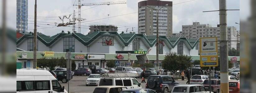 В Новороссийске перекрыли парковку на Южном рынке: на месте работали кинологи с собаками