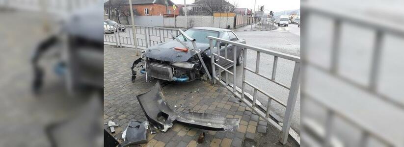В Новороссийске автомобиль снес дорожное ограждение: ищут свидетелей аварии