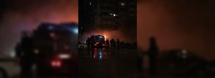 В Новороссийске горящий грузовик «Мерседес» въехал в минимаркет: очевидцы сняли инцидент на видео