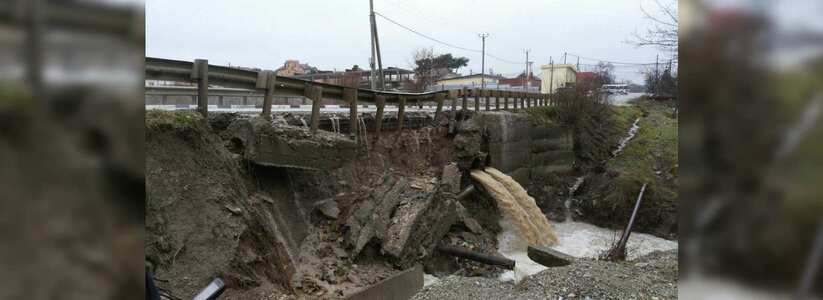 Сильный дождь под Новороссийском разрушил дорогу и мост