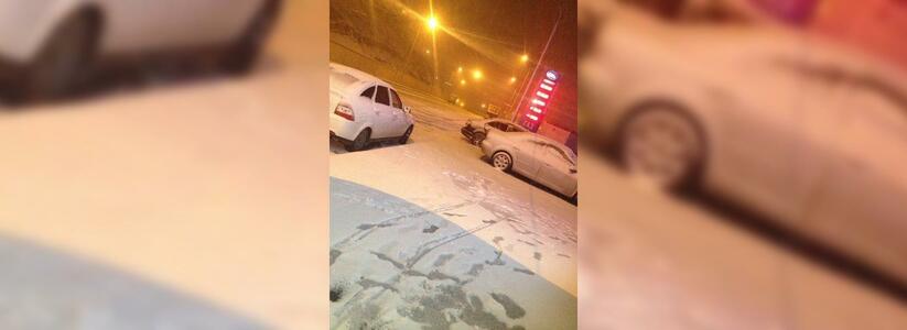 Автолюбители Новороссийска не справляются со снегом: 13 ДТП за прошедшие сутки и машины, сваленные в кювет