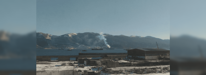 Горим? На судне в порту Новороссийска горожане заметили дым
