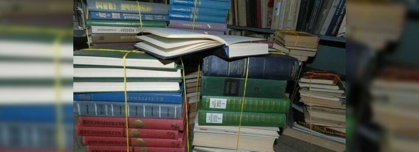 Книголюбы принесли в библиотеку станицы Раевской более 1000 книг