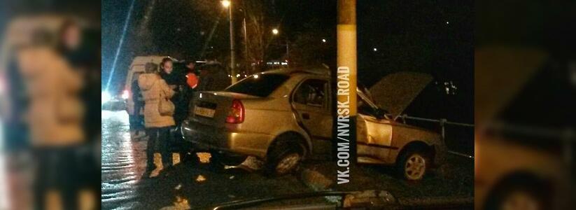 В Новороссийске автомобиль врезался в столб: у пассажира сломаны ребра