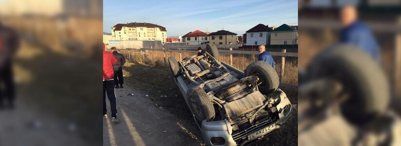 «От удара припаркованный «Мицубиси» перевернулся на крышу»: в Новороссийске «Мерседес» устроил ДТП