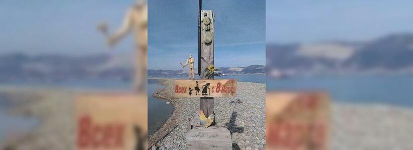 На новороссийском пляже появилось необычное поздравление с Международным женским днем от городского скульптора