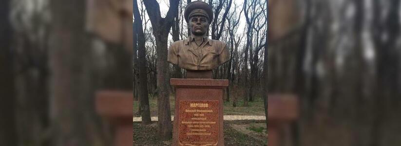 В Новороссийске открыли бюст «отцу ВДВ» напротив военной части на Анапском шоссе