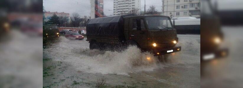Огромные пробки и лужи в ямах на дорогах из-за дождя: синоптики предупреждают, что непогода в Новороссийске сохранится