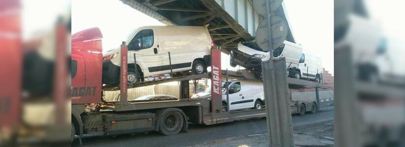 ДТП на Шесхарисе: грузовик, перевозивший новенькие авто, не рассчитал габариты моста