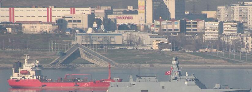 Турецкий военный корабль вошёл в порт: видео прибытия «Бююкады» в акваторию Новороссийска