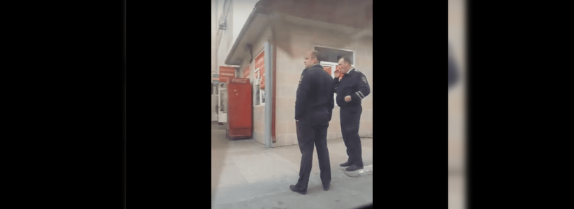 В сети появилось видео, как полицейские в Новороссийске курят в общественном месте: комментарий ведомства
