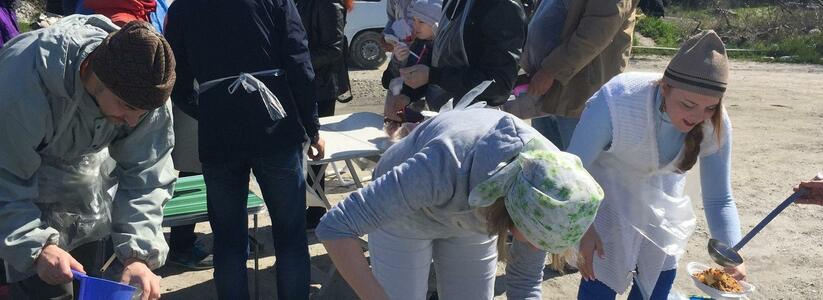 «Себестоимость 18 литров супа - всего 450 рублей!»: в Новороссийске волонтеры раздают вегетарианскую еду