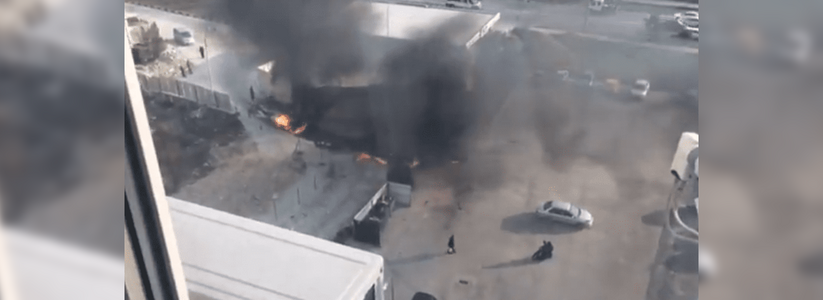 В Новороссийске произошел пожар рядом с АЗС: видео происшествия сняли очевидцы