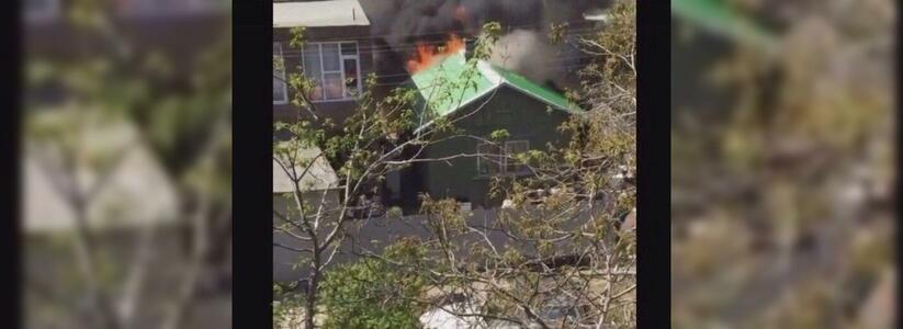 В Новороссийске на улице Глухова горел дом: появилось видео пожара