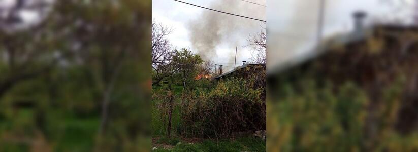 Вчерашний пожар в Новороссийске был виден на другом конце города: очевидцы засняли происшествие на видео