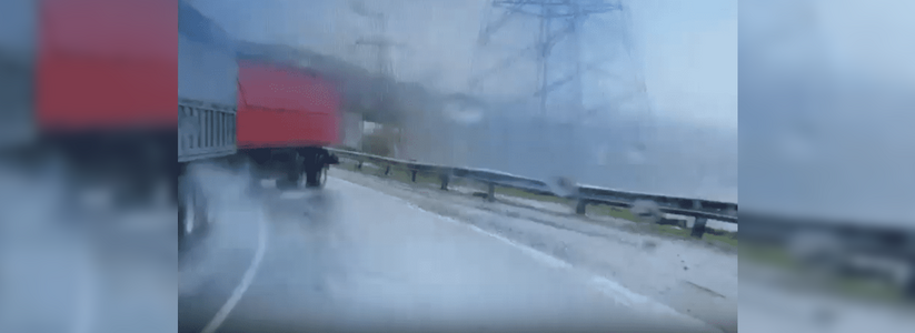 ДТП «КамАЗа» и «Хонды» под Новороссийском попало на видео: грузовик скрылся после столкновения