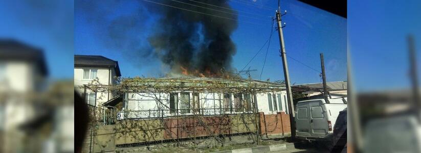 Утром в Новороссийске загорелся частный дом: очевидцы сняли пожар на видео