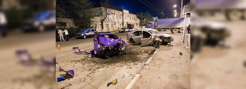 Ночью в Новороссийске такси столкнулось с иномаркой: автомобили получили серьезнейшие повреждения