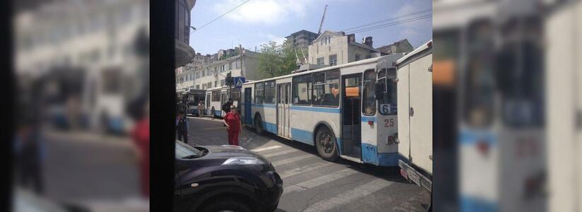 В Новороссийске троллейбус не смог объехать аварию: на одной из центральных улиц образовалась огромная пробка