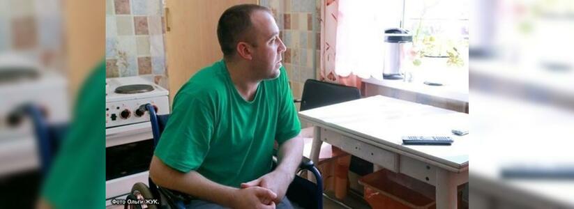 В Новороссийске у инвалида, лишенного ног, эвакуировали автомобиль из-под окон собственного дома