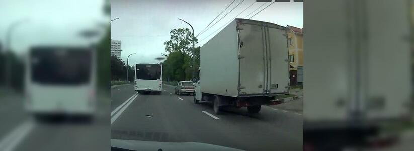 Очевидцы засняли, как автобус в Новороссийске «играет в шашечки» на дороге и в итоге задевает «ГАЗель»