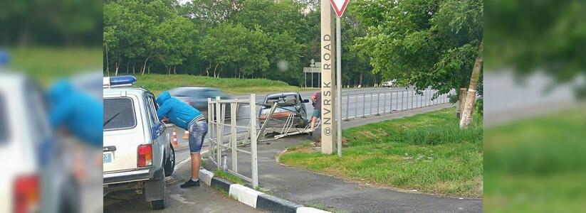 Под Новороссийском в ДТП столкнулись «КамАЗ» и «ВАЗ»: легковой автомобиль снес ограждения