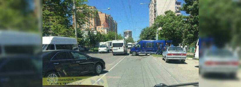 В Новороссийске «Камри» въехал в маршрутку: одного пассажира госпитализировали