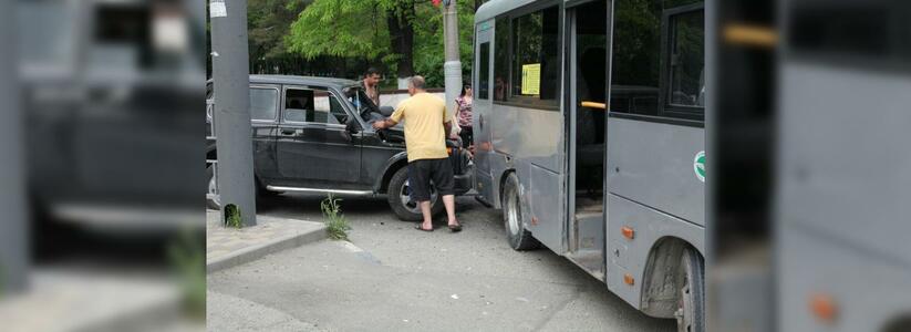 В Новороссийске столкнулись  «Нива» и автобус