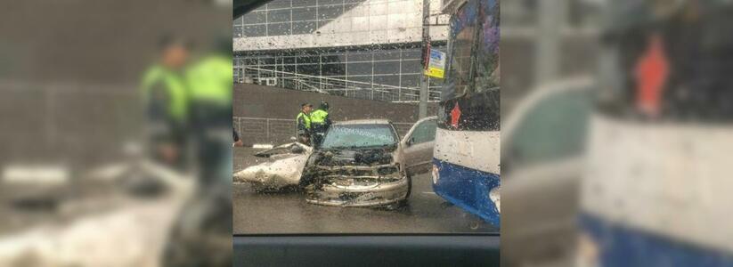 Утром в Новороссийске легковушка въехала в бетонную стену: есть пострадавшие