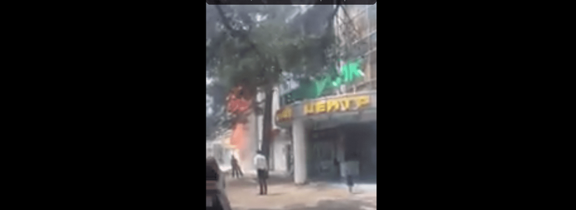Очевидцы засняли на видео, как в торговом центре Геленджика случился пожар