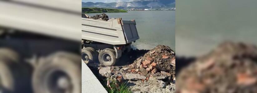 Пляж Новороссийска освободили от строительного мусора: виновным в загрязнении окружающей среды выписали штраф