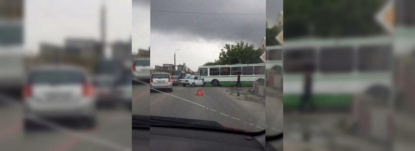 Вчера в Новороссийске легковой автомобиль протаранил автобус: есть пострадавшие