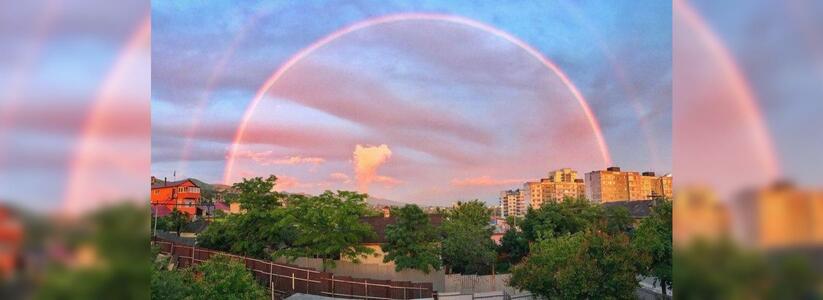 Жители Новороссийска наблюдали за красивой радугой: подборка самых впечатляющих снимков горожан