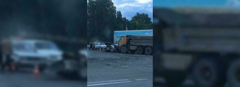Ночью в Новороссийске в ДТП столкнулись «ВАЗ» и «КамАЗ»: людей из «легковушки» доставали спасатели