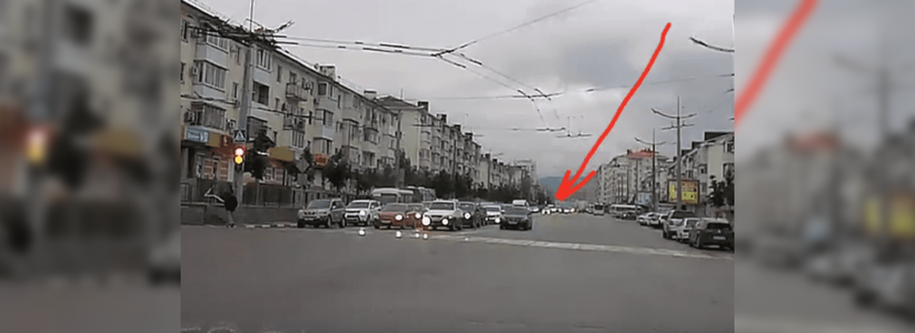 В Новороссийске очевидцы сняли видео, как «БМВ» гоняет по встречке на проспекте Ленина