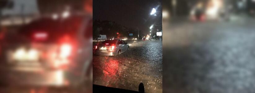 На крытой парковке появился новый фонтан: ночью в Новороссийске из-за ливня затопило несколько улиц